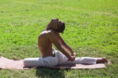 Eka Pada Rajakapotasana 1 (var) in park