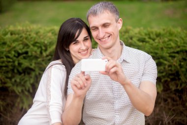 Telefon ile kendi kendine portre çekici çift