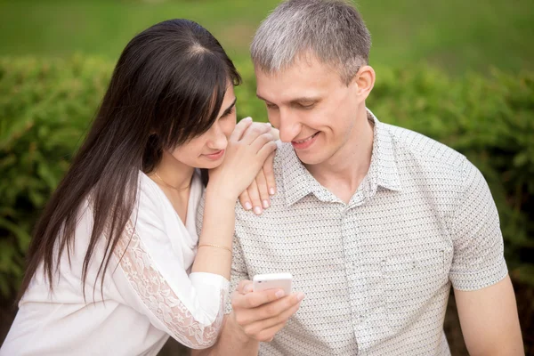 Casal brincando com telefone — Fotografia de Stock