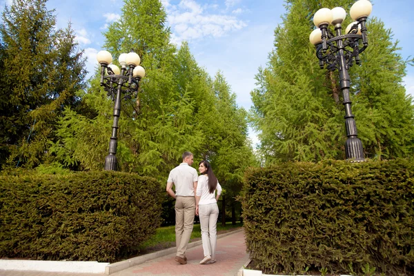 Couple walking in park — Stock Photo, Image