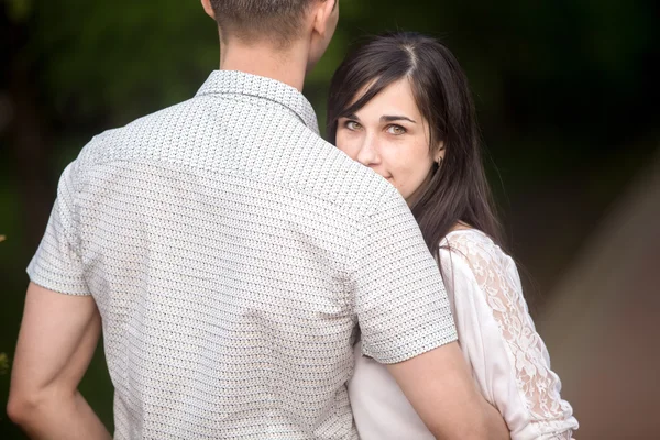 Casal de abraços — Fotografia de Stock