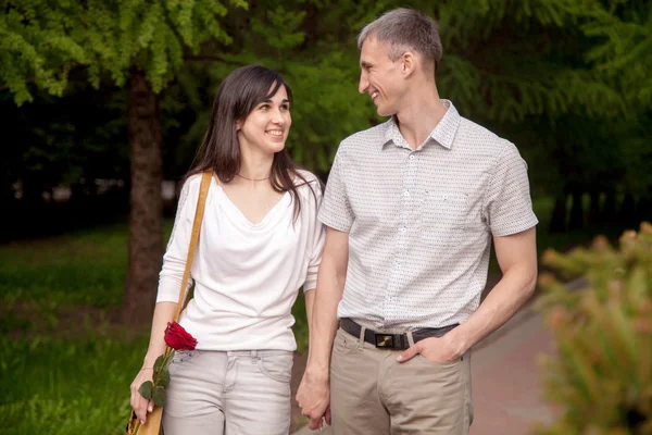 Pareja divirtiéndose juntos — Foto de Stock