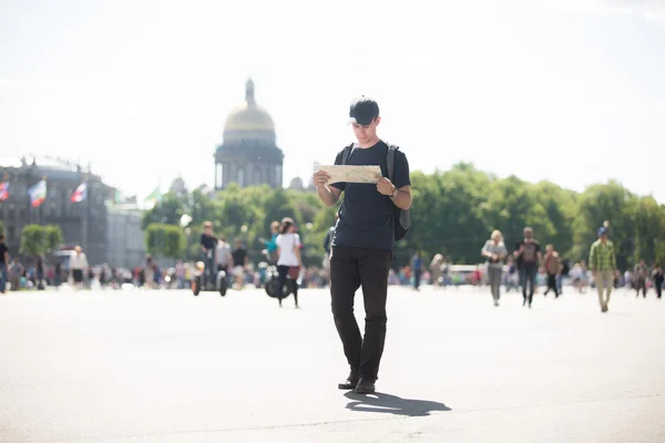 Young traveler with map in the street — Stock Photo, Image