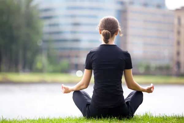 Pose de yoga sukhasana — Foto de Stock