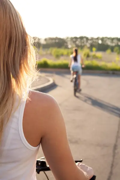 Jovem mulher de bicicleta na estrada — Fotografia de Stock