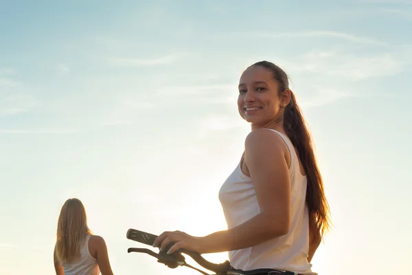 Ritratto di attraente ragazza adolescente asiatica con bici — Foto Stock