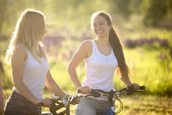 Happy teenage bicyclists girls — Stock fotografie