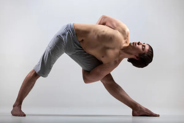 Utthita Trikonasana hard variation — Zdjęcie stockowe