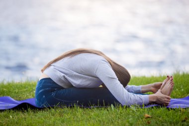 Oturmuş ileri Bend yoga pose