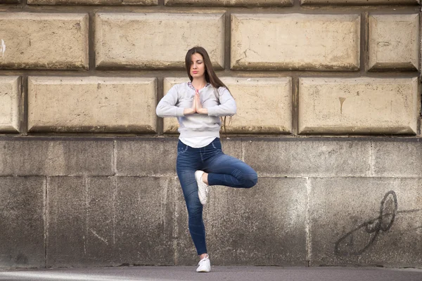 Tree yoga pose — Stock Photo, Image