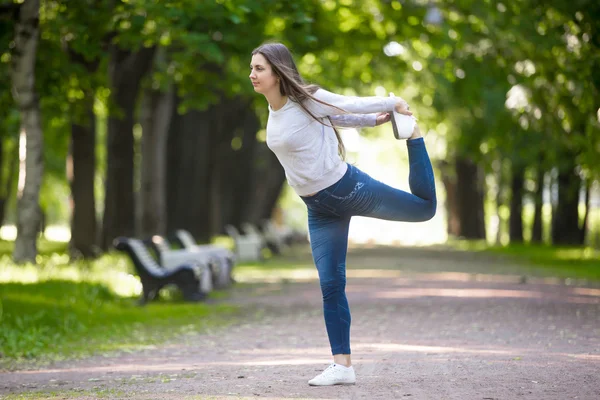 Lord of the Dance pose in park alley — Stock Photo, Image