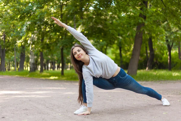 Utthita Parsvakonasana en el parque —  Fotos de Stock