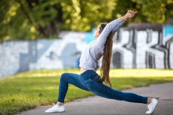 Hermosa joven deportista en pose de yoga en parque —  Fotos de Stock