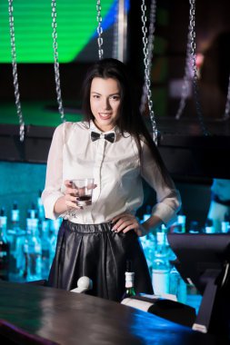 İçecek sunan barmen