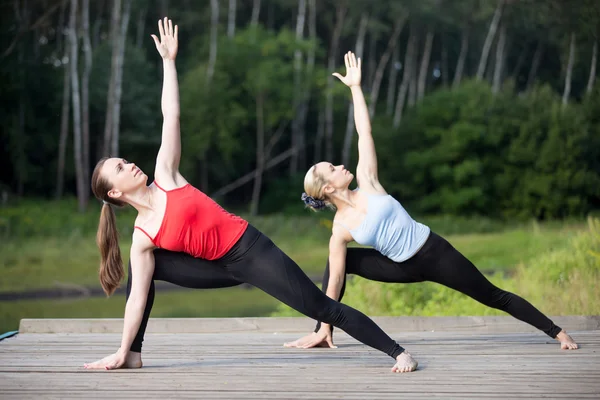 Yoga class: Utthita Parsvakonasana Pose — Stockfoto