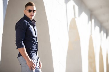 İyi görünümlü adam şehrin güneş gözlüğü