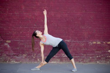 Street yoga: Utthita Trikonasana Pose 