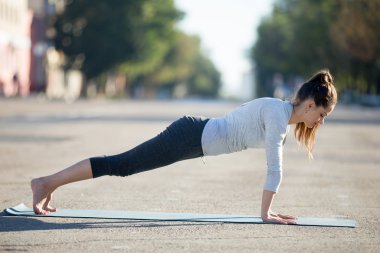 Street yoga: plank pose 