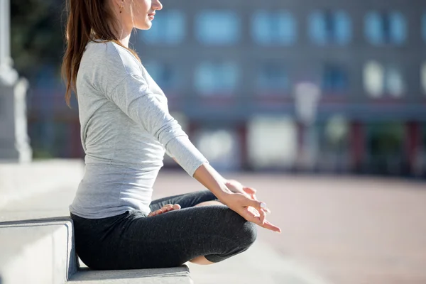 Street yoga: meditation — Stock Photo, Image