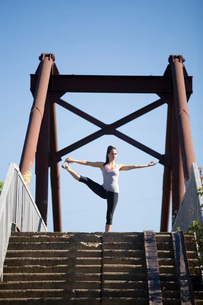 Street yoga: Utthita Hasta padangushthasana — Stockfoto