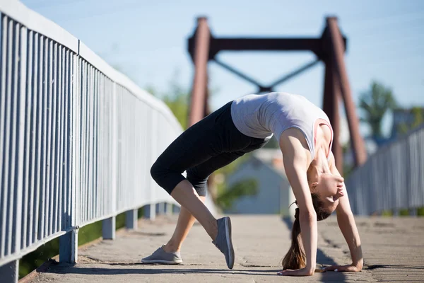 Street yoga: Bridge pose — Stockfoto