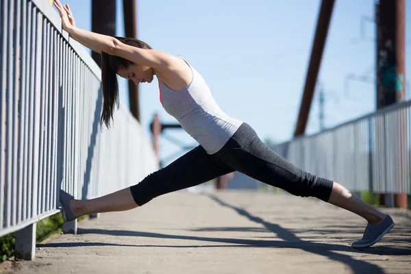 Yoga de rua: exercícios de alongamento — Fotografia de Stock