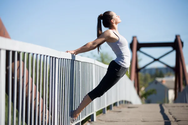 Street yoga: warming up exercises — Stockfoto