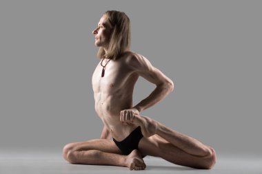 Eka Pada Rajakapotasana 1 