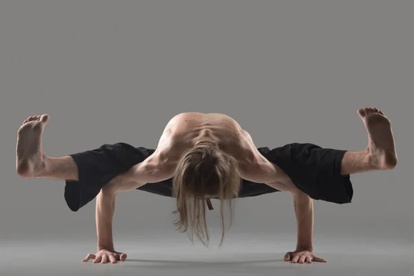 Pose de yoga luciérnaga — Foto de Stock