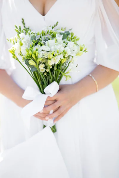 Witte bruiloft boeket — Stockfoto