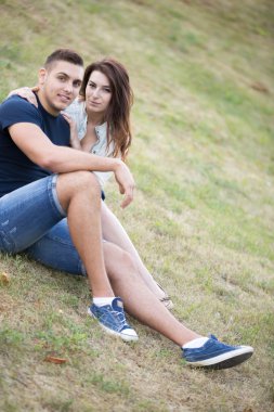 Park Çimenlikte oturan Çift