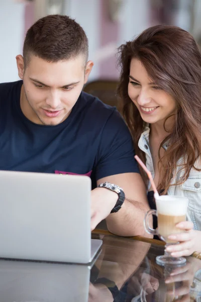 Couple with laptop at a cafe — Stok fotoğraf