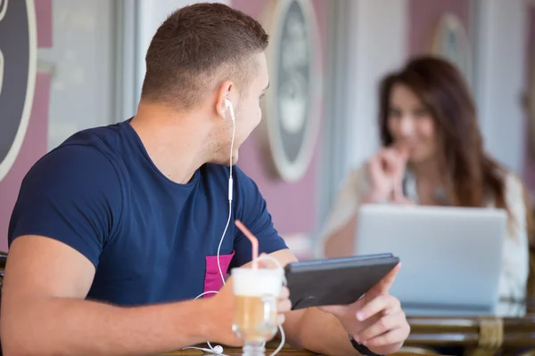 Young man looking at girl in a cafe — Φωτογραφία Αρχείου