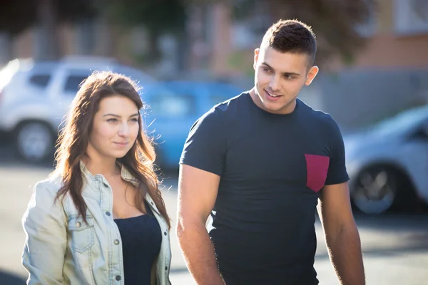 Chico coqueteando con una joven en la calle —  Fotos de Stock