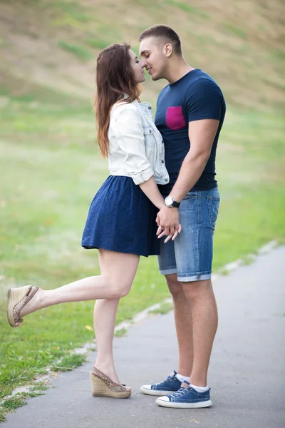 Joven hombre y mujer besándose en parque — Foto de Stock