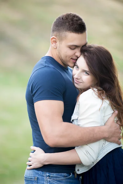 Young couple on a date in park — Stockfoto