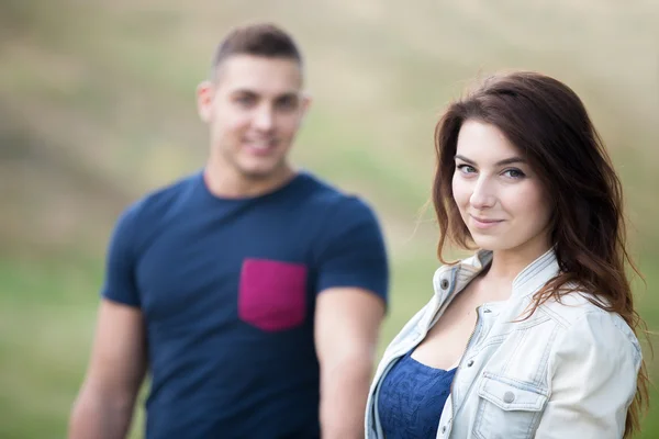 Pareja joven enamorada en parque — Foto de Stock