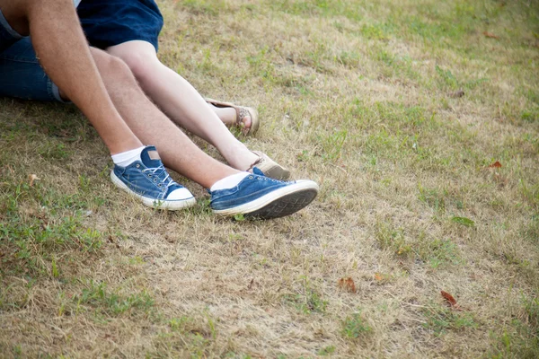 Couple legs on lawn — 图库照片