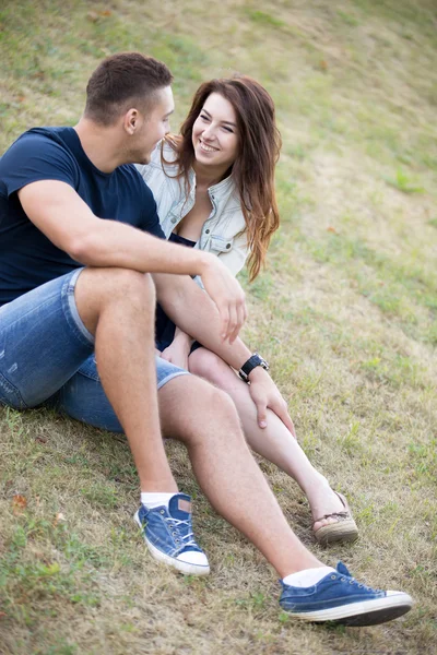 Couple flirting on lawn — Stock fotografie