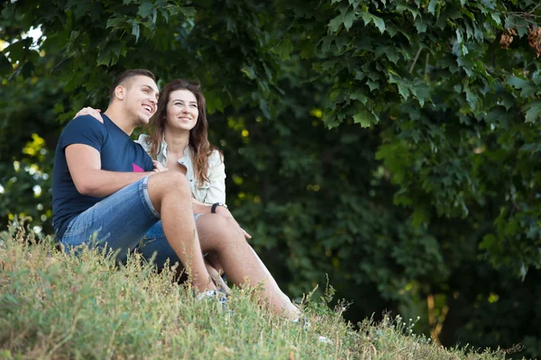 Couple dreaming in park — Stock fotografie