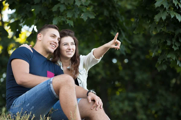 Paar ontspannen in het park — Stockfoto