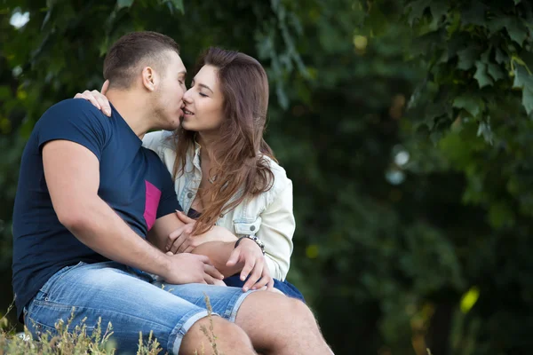 Couple kissing outdoors — Stock Photo, Image