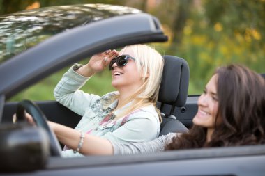 Genç kadın bir arabada seyahat