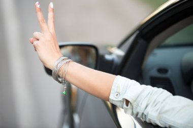 Genç sürücü kadın el