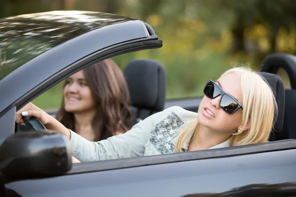 Jovem mulher focada na condução — Fotografia de Stock