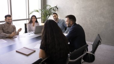 Ortaklık ve başarı için işbirliği. Çeşitli etnik köklerden oluşan mutlu iş ekibi toplantılarında şirket personeli konuşmaları yaratıcı fikirleri paylaşıp yatırımları tartışırlar.