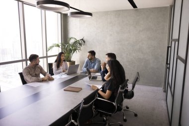 Ortak problem çözme. Personel konferansında toplanan çeşitli çok ırklı girişimcilerin yoğun profesyonel takımı proje başlatma stratejisi beyin fırtınası fikirleri geliştirerek düşünceli tartışmalara girişiyor.