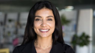 Şirketin yüzü. Fotoğraf çekimini kapat. Çekici, gülümseyen, milenyum iş kadını kameraya bakıyor. Sosyal medyada profil fotoğrafı için müşteriye danışmanlık yapıyor.