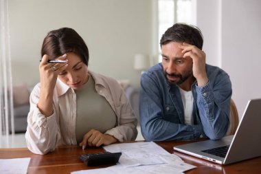 Finansal baskı. Sorunlu aile çifti, ev muhasebe sonuçlarından rahatsız. Kredi borçları, iflas riski, gecikmiş vergi ödemeleriyle hayal kırıklığına uğramış.