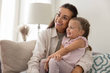 Huzurlu rüyalarla dolu bir kucaklaşma. Sevecen bekar anne evdeki rahat koltukta rahatla. Sevimli küçük kız çocuğu kucağına al. Sevgili kızına sarıl.